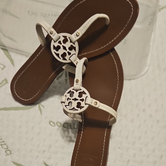 Tory Burch Off White and Brown Sandals with Logo Medallion. Mini Miller Sandals - Picture 4 of 4